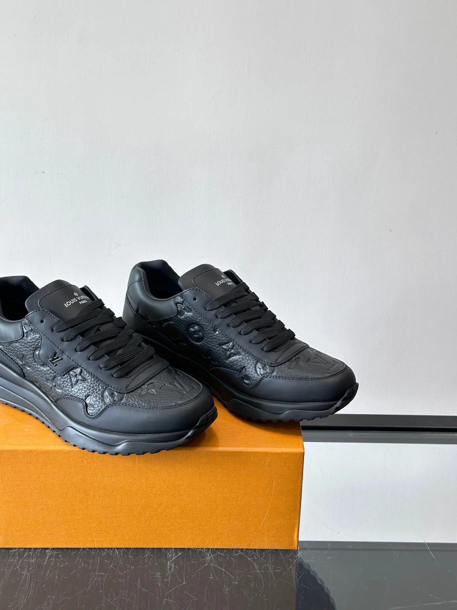 Men's Men's Shoes 💰500 [New Style] 🐡🐡LV🆕RUN AWAY sneakers, this Run Away sneaker is made of first-layer cowhide leather and breathable original material. The wedge-shaped rubber outsole continues the running shoe design, embellished with Monogram flowers, the L V letter is marked on the tongue, and the Louis Vuitton Paris logo is embellished on the back. Paired with brand logo cotton feet, the mesh lining and heel are spliced ​​and wrapped in cowhide, making the upper foot comfortable and breathable! size: 39-44 (38.45.46 customized)